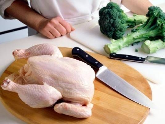  دراسة أمريكية تحذر من غسل الدجاج النيّئ قبل طهيه