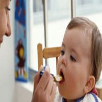 أخصائى أطفال: تناول الطفل الطعام مع والديه يزيد من شهيته 