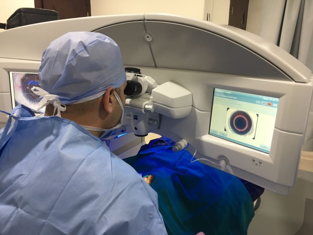د. نور الدين حسين إستشارى جراحات الشبكية والليزك