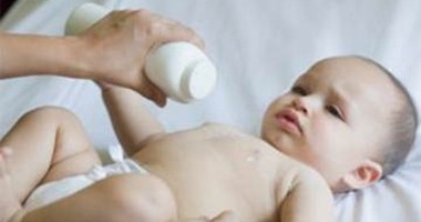 تحذير للأمهات.. بودرة التلك تصيب الأطفال بالربو والأورام